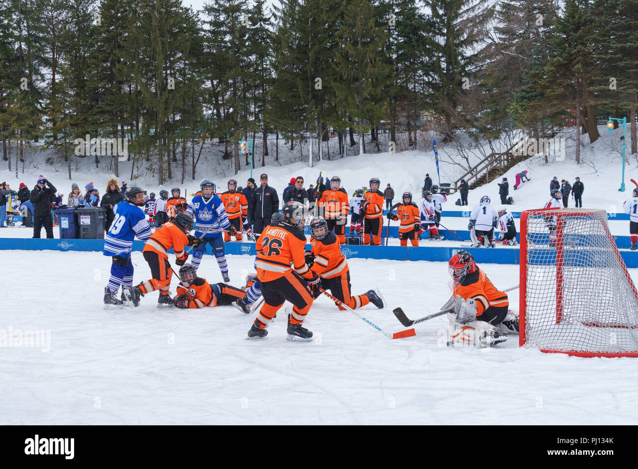 Jungen spielen Eishockey auf eine äußere Rink. Centre de la Nature, Laval, Quebec, Kanada. Stockfoto