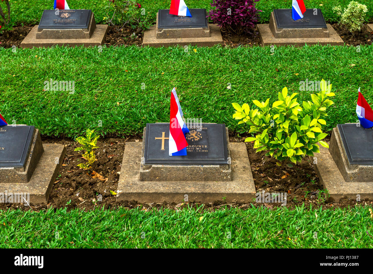 Chong Kai Allied War Cemetery, Kanchanaburi, 10/01/15 Grave Markers von Gefallenen des Zweiten Weltkrieges in Kriegsgefangenschaft Stockfoto