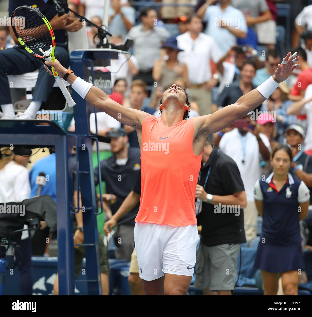 17 Grand-Slam-Champion Rafael Nadal aus Spanien in Aktion während seiner 2018 US Open Umlauf von 16 Gleiches an Billie Jean King National Tennis Center. Stockfoto