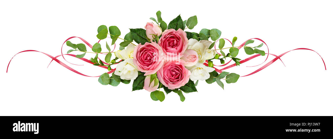 Horizontale Anordnung mit rosa Rosen, freesie Blumen, Eukalyptus Blätter und sarin Bänder isoliert auf Weiss. Ansicht von oben. Flach. Stockfoto