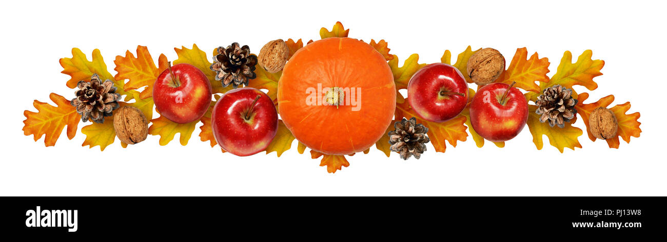 Herbst Girlande mit Eichenlaub, pumplin, Äpfel, Walnüsse und Kegel isoliert auf Weiss. Flach. Tipp anzeigen. Stockfoto