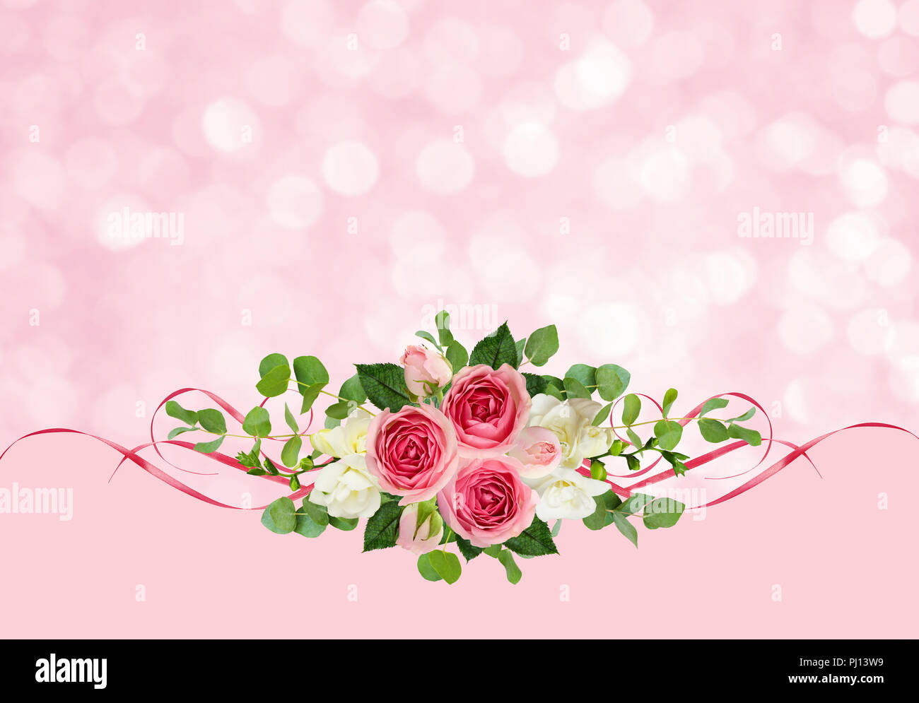 Freesie rosa Rosen, Blumen, Eukalyptus Blätter und satin Bänder auf Urlaub Hintergrund Stockfoto