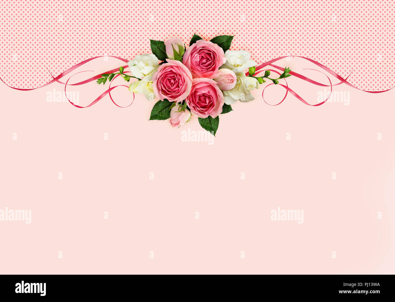 Freesie rosa Rosen, Blumen und satin Bänder auf Urlaub Hintergrund Stockfoto