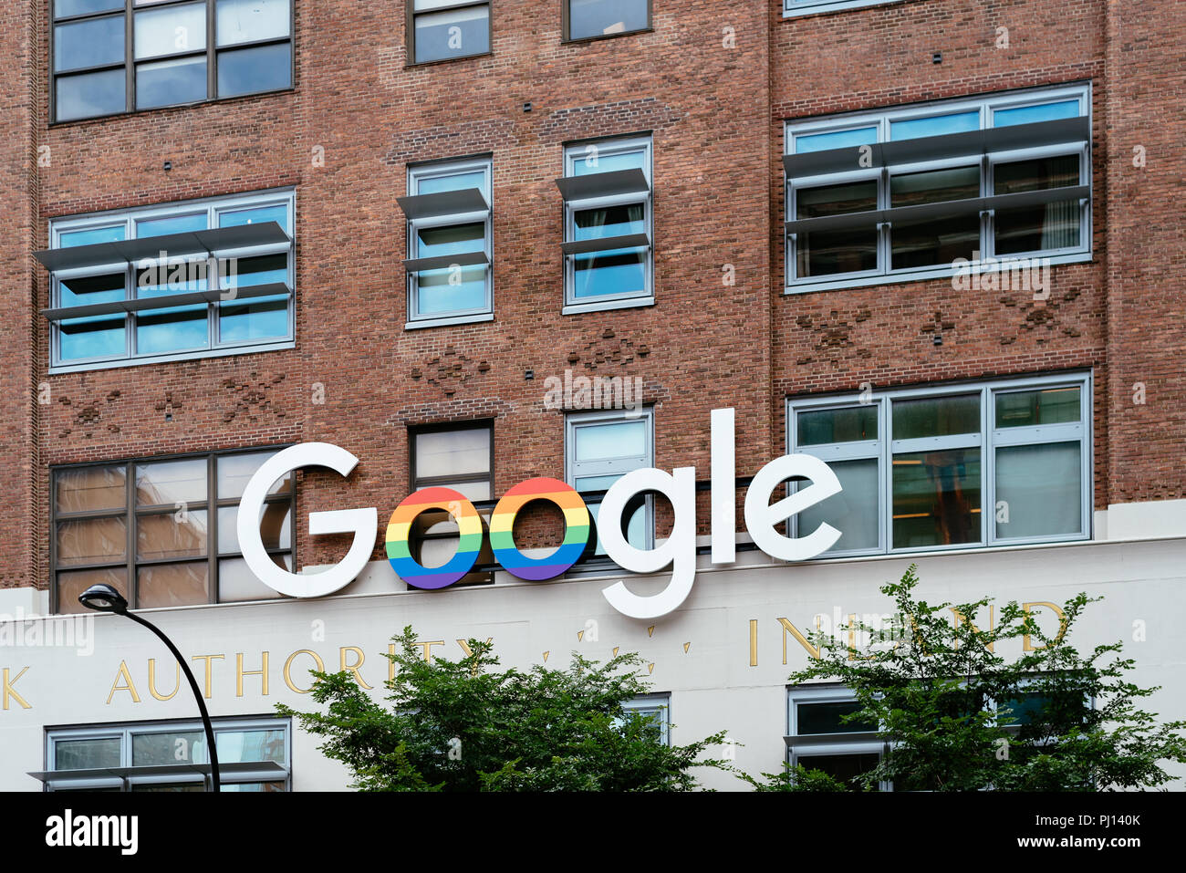 New York City, USA - 22. Juni 2018: Google Zeichen mit Regenbogen Farben außerhalb des Google office in New York City während der CSD-Parade. Google ist ein multin Stockfoto