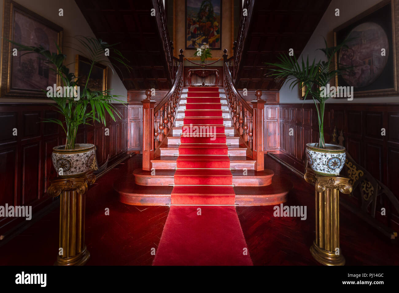 Red Carpet auf hölzerne Treppe in Altes Schloss oder Herrenhaus. Stockfoto