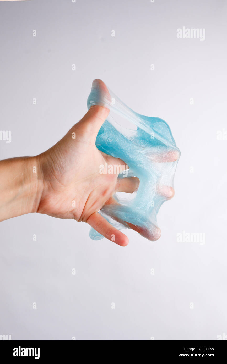 Schleim kleben Sie ein Spielzeug für Kinder Schleim und Flüssigkeit fließt auf der Hand Stockfoto