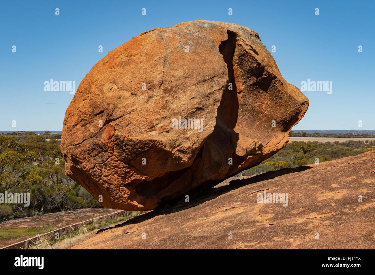 Ausgewogene Boulder auf Beringbooding Rock, WA, Australien Stockfoto