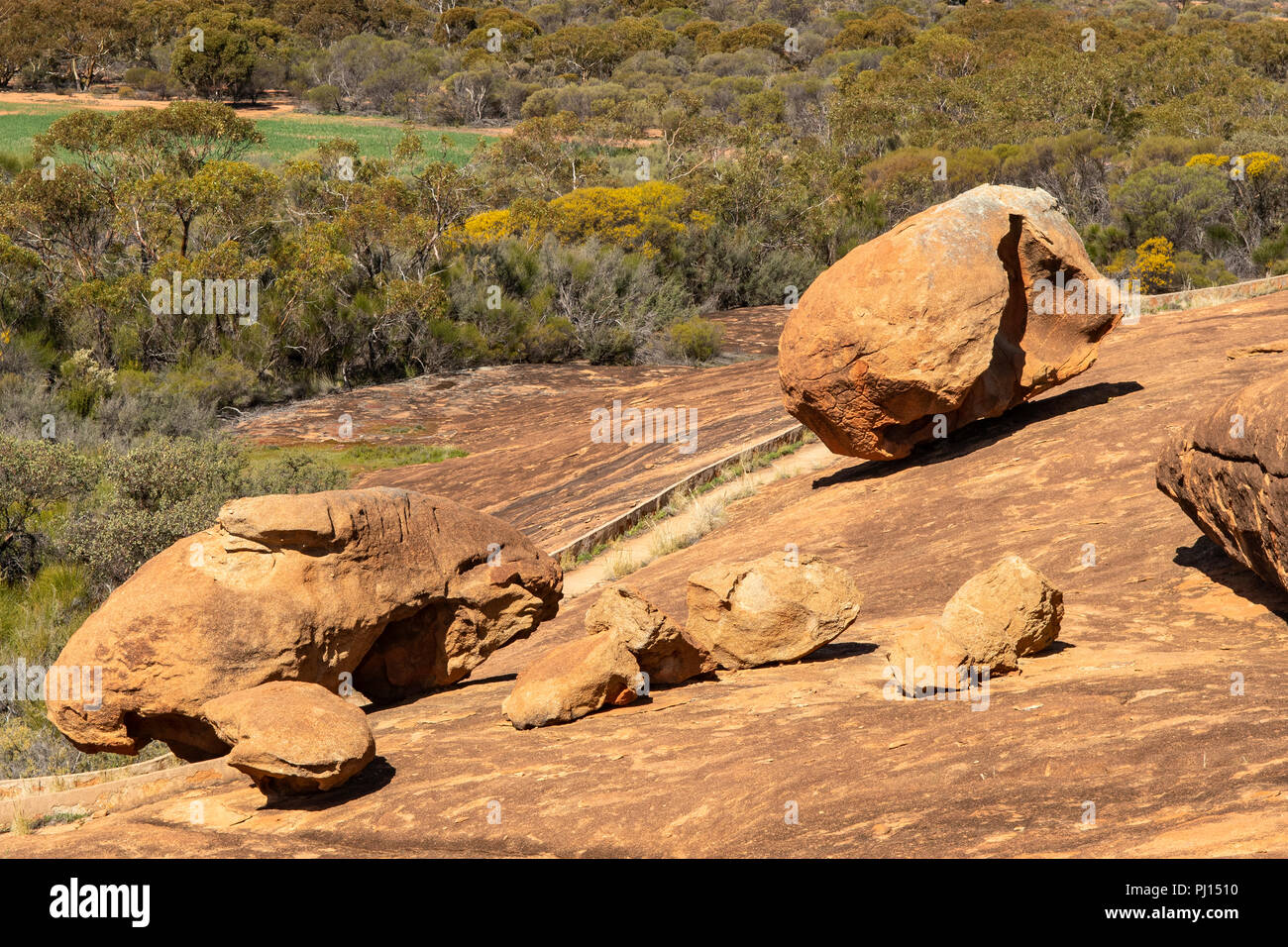 Ausgewogene Felsbrocken auf Beringbooding Rock, WA, Australien Stockfoto