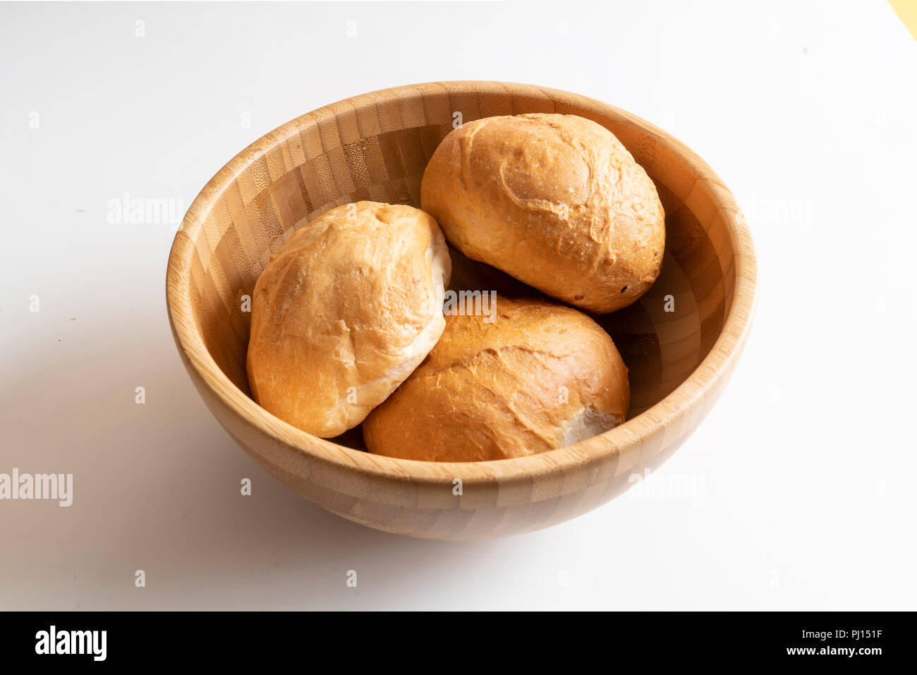 Einige Brot in eine hölzerne Schüssel Stockfoto