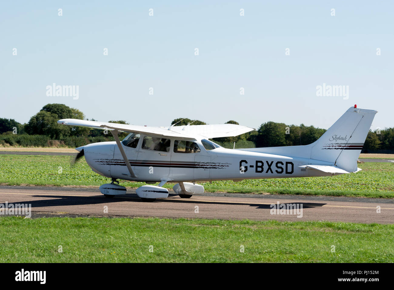 Cessna 172R Skyhawk am Flugplatz Wellesbourne, Warwickshire, Großbritannien (G-BXSD) Stockfoto