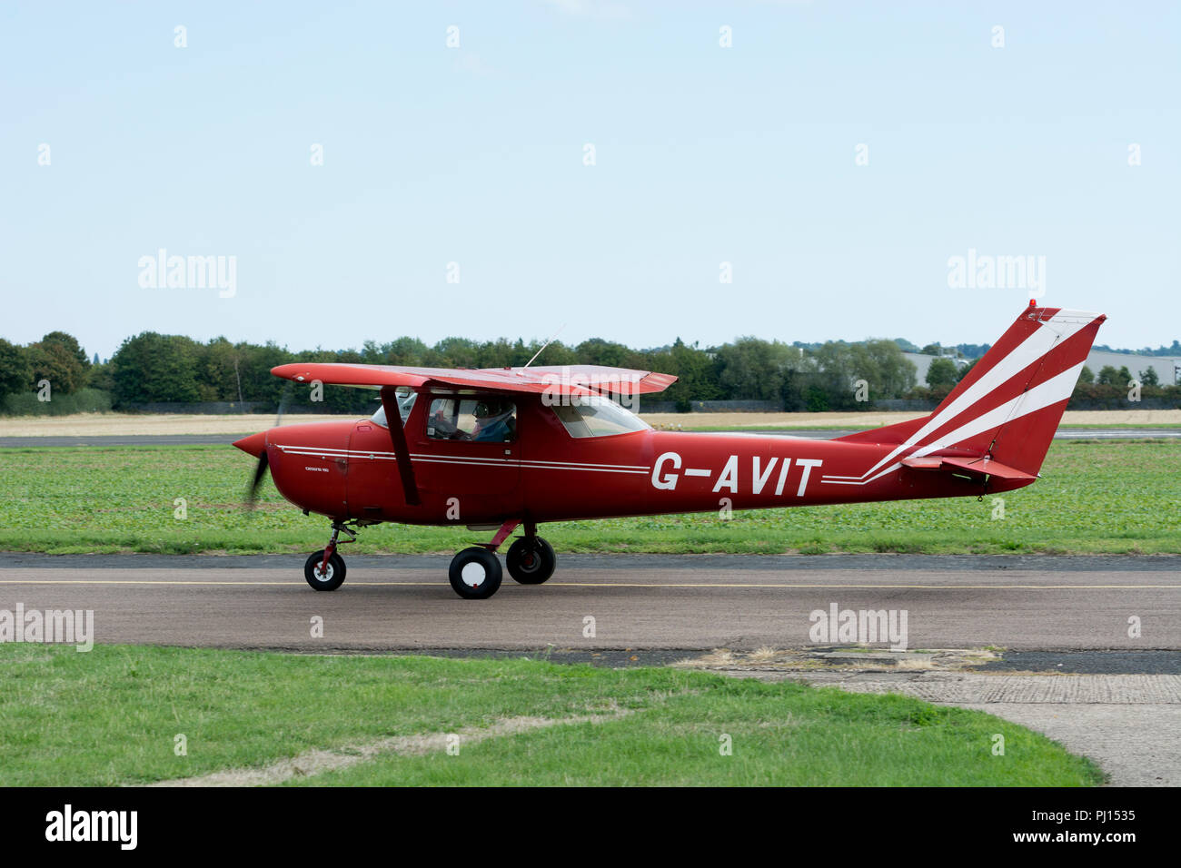 Reims Cessna F 150 G Rollen zum Abheben an Wellesbourne Airfield, Warwickshire, Großbritannien (G-AVIT) Stockfoto