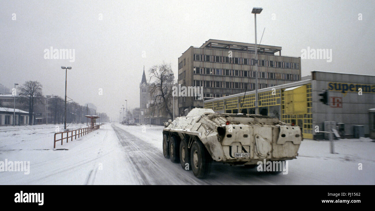 5. März 1993 während der Belagerung von Sarajevo: die Vereinten Nationen Ukrainische BTR-80 APC Köpfe West im Schnee auf Sniper Alley. Da vorne ist die Kirche der Heiligen Dreifaltigkeit. Stockfoto