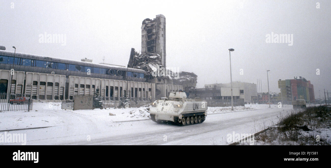 5. März 1993 während der Belagerung von Sarajevo: ein dänischer YPR-765 AIFV/APC Festplatten vorbei an den Ruinen der Oslobodenje Gebäude, das ein starkes Symbol während der Belagerung gebildet. Stockfoto