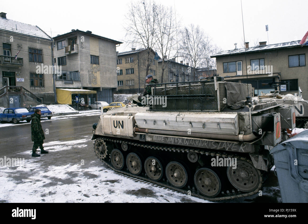 5. März 1993 während des Krieges in Bosnien: Britische Armee Soldaten auf Ihren 432 Gepanzerte Mannschaftswagen, geparkt neben einem anderen 432 APC außerhalb der HVO (Kroatisch) Hauptsitz am Josipa Bana Jelačića 26 in der kleinen Stadt Kiseljak, nord-westlich von Sarajevo. Auf der anderen Straßenseite ist das Polizeirevier. Stockfoto