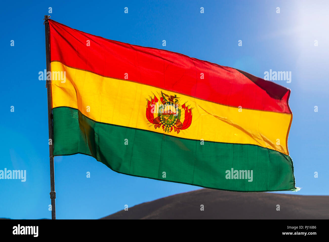 Bolivianischen Flagge, blau Himmel Hintergrund Stockfoto