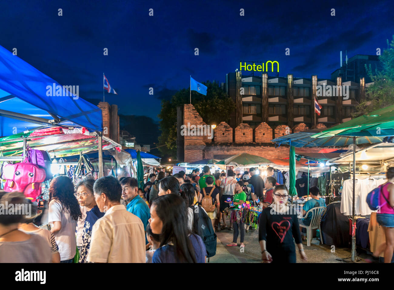 Chiang Mai an der Wand und Markt bei Nacht mit Käufern und Touristen. Stockfoto