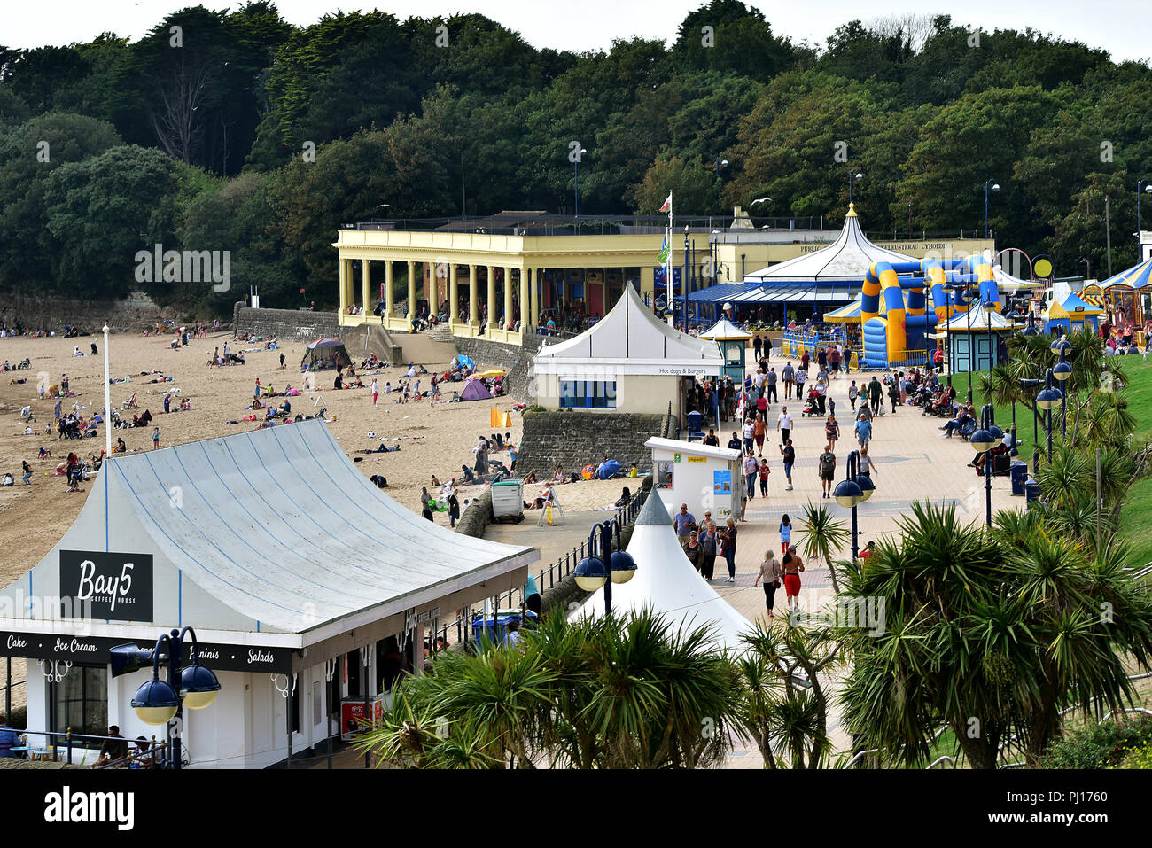 Barry Island, Tal von Glamorgan, South Wales ist einer beliebten Touristenattraktion. Bild genießen spät Sommer Sonnenschein 2018. Whitmore Bay pic. Stockfoto