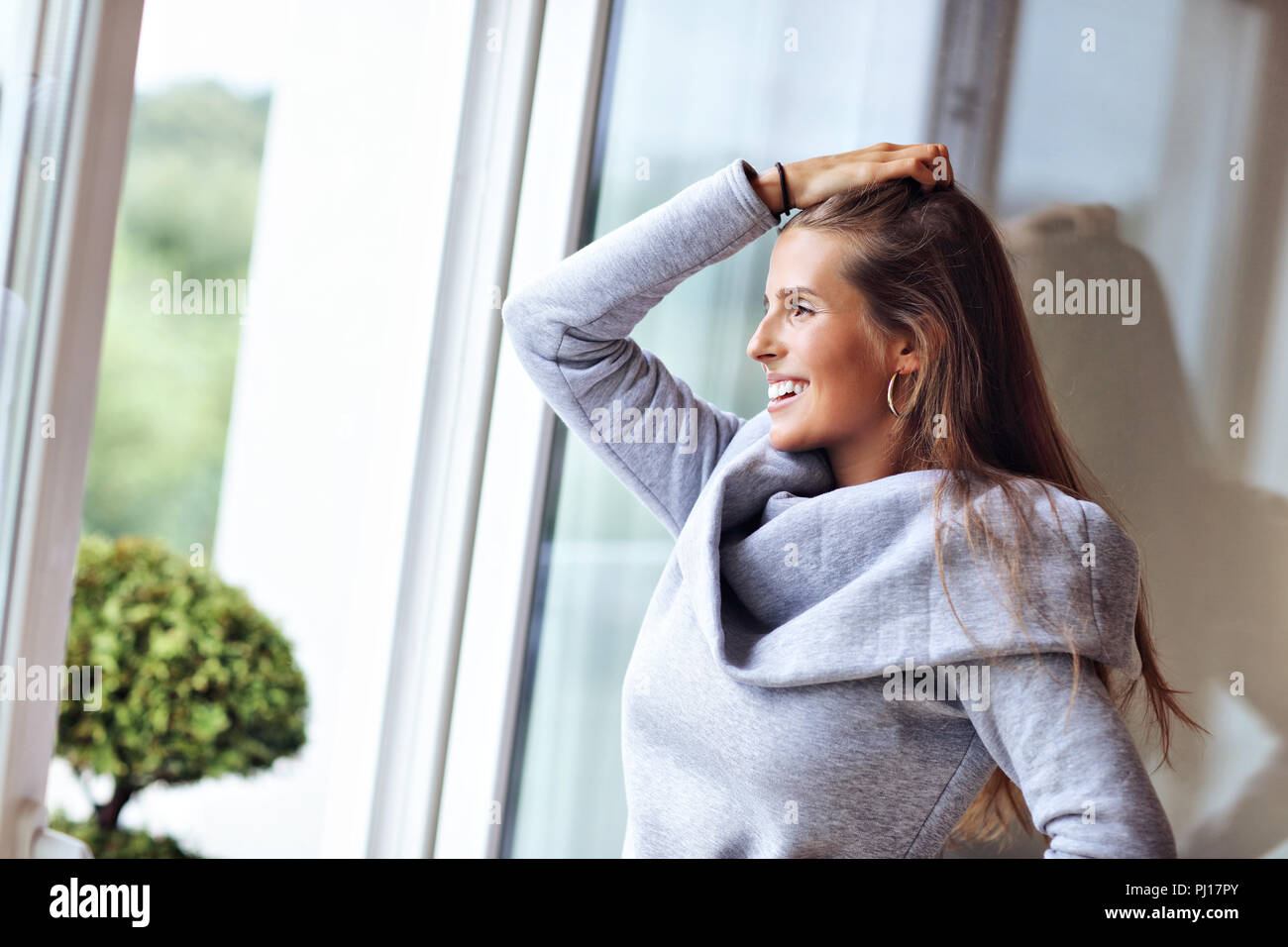 Erwachsene Frau tragen warme Pullover zu Hause ein Herbst Tag ruhen Stockfoto