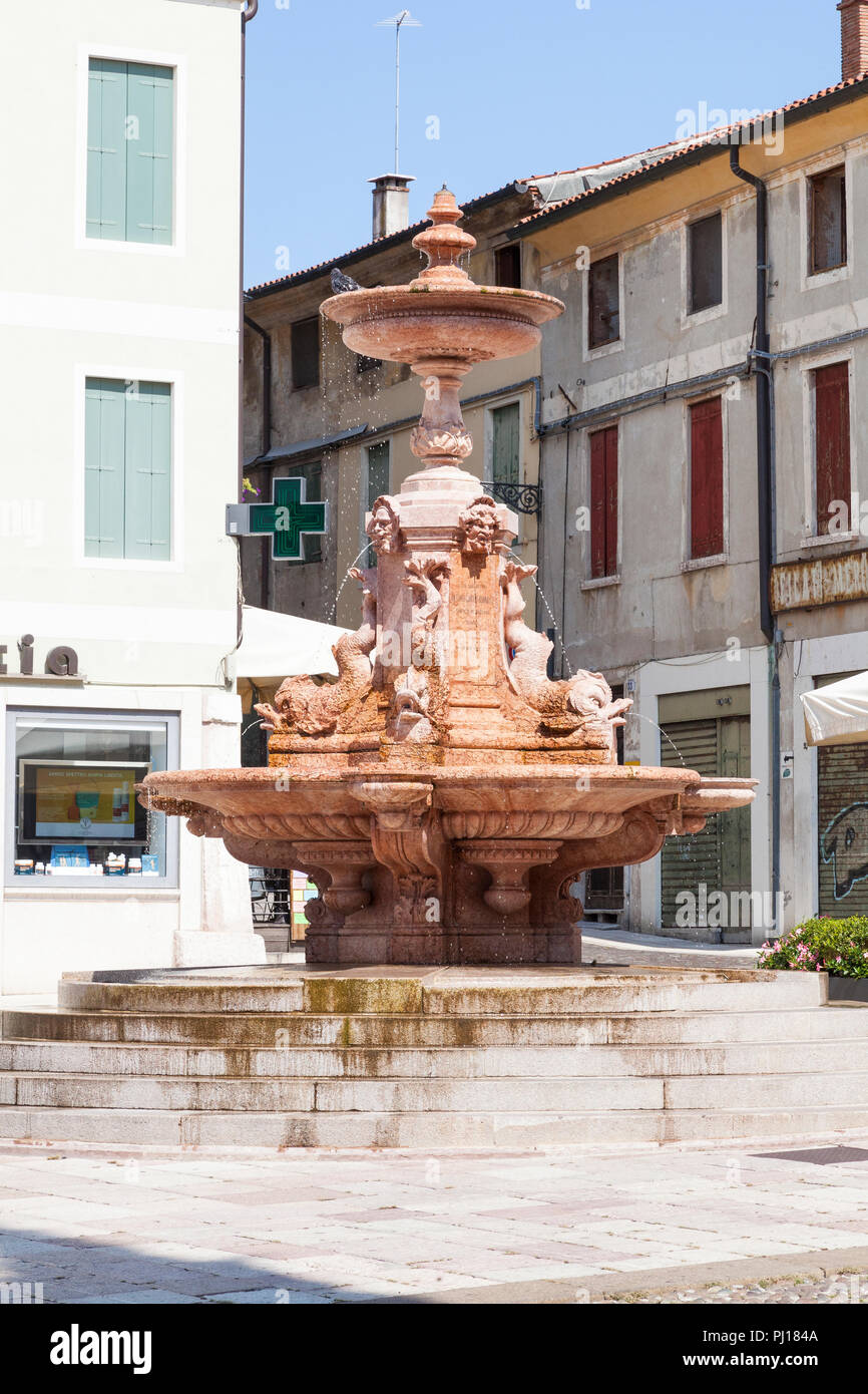 La Fontana Bonaguro, oder Brunnen zu Antonio Bonaguro, Piazza Garibaldi,  Bassano del Grappa, Vicenza, Italien aus rosa Marmor in der Mittagssonne  gemacht Stockfotografie - Alamy