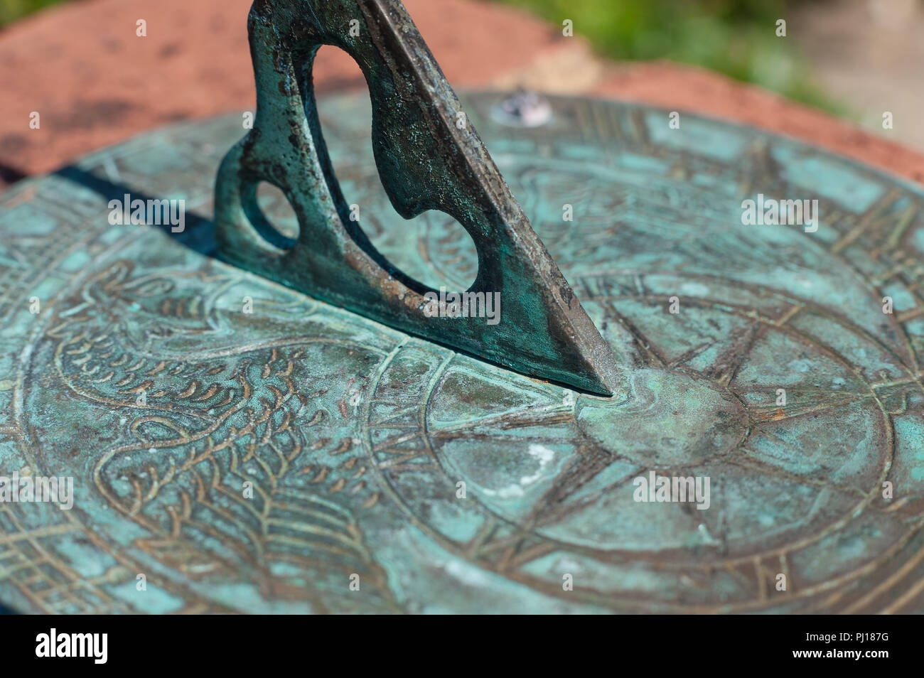 Vor 5 Uhr nach Hause gehen wie auf einem Verwitterten messing Sonnenuhr in  Patina mit gnomon Schatten auf Dial beschichtet aufgezeichnet und  untergehende Sonne Stockfotografie - Alamy