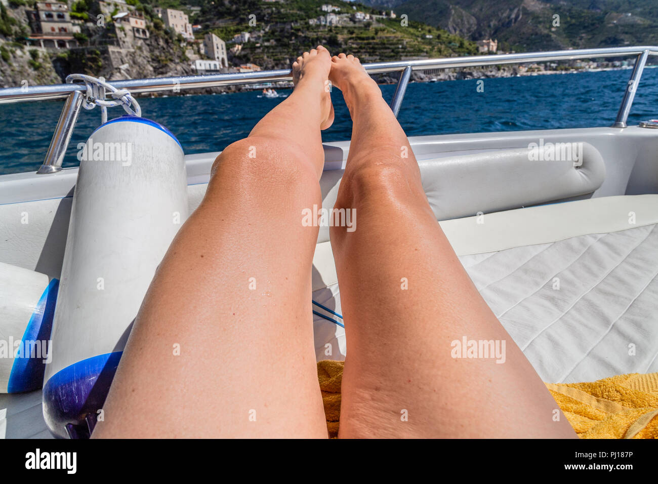 Cellulitis auf gebräunte Beine auf dem Boot Stockfoto