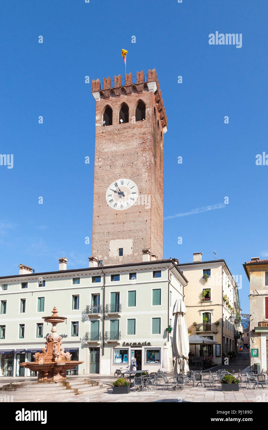 Mittelalterlichen Stadtturm, Piazza Garibaldi, Bassano del Grappa, Vicenza, Italien und den Brunnen auf dem Platz am frühen Morgen Licht Stockfoto