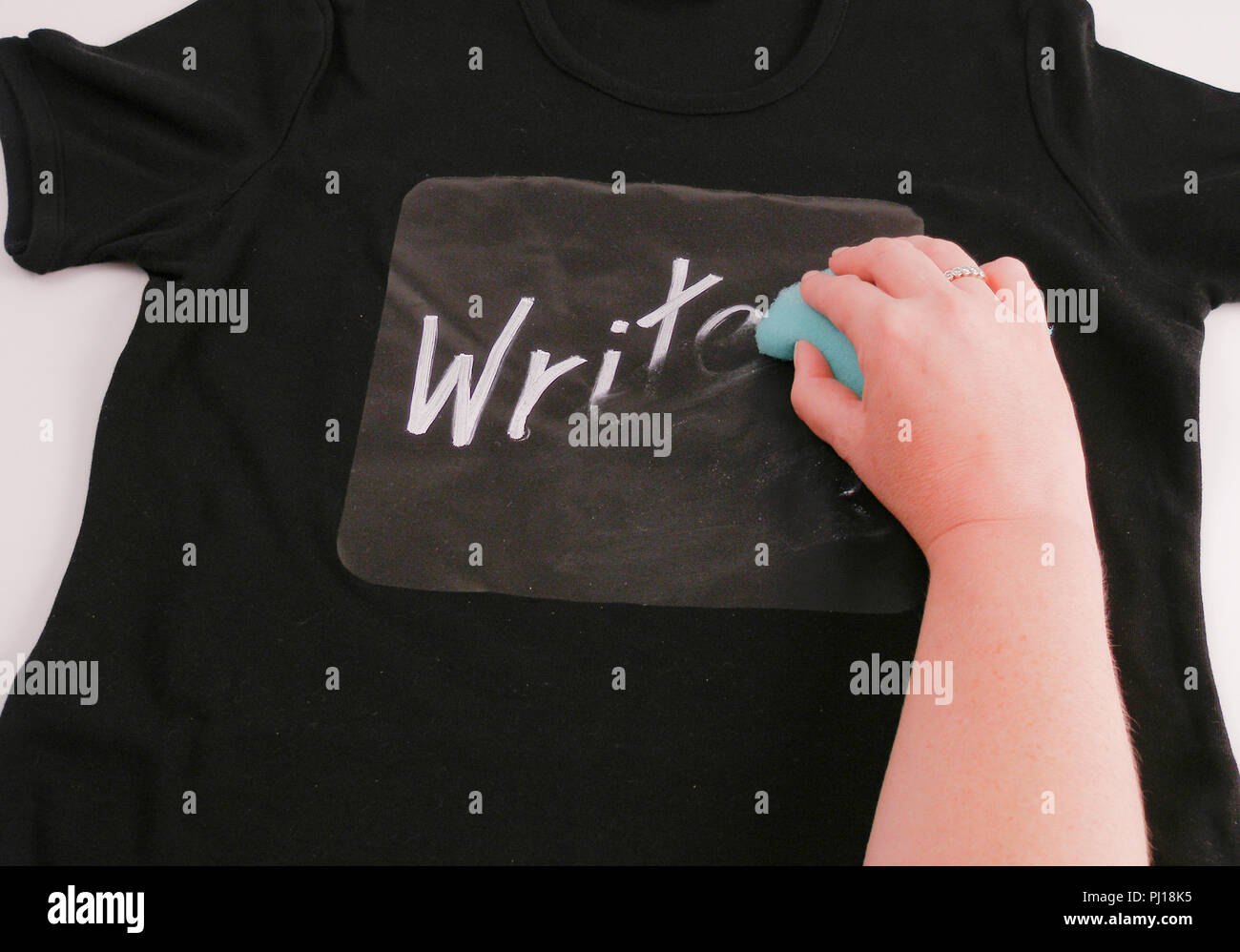 Schwarzes T-Shirt mit Schreiben weg von Hand wischte sich mit einem Tuch,  Wort schreiben Stockfotografie - Alamy