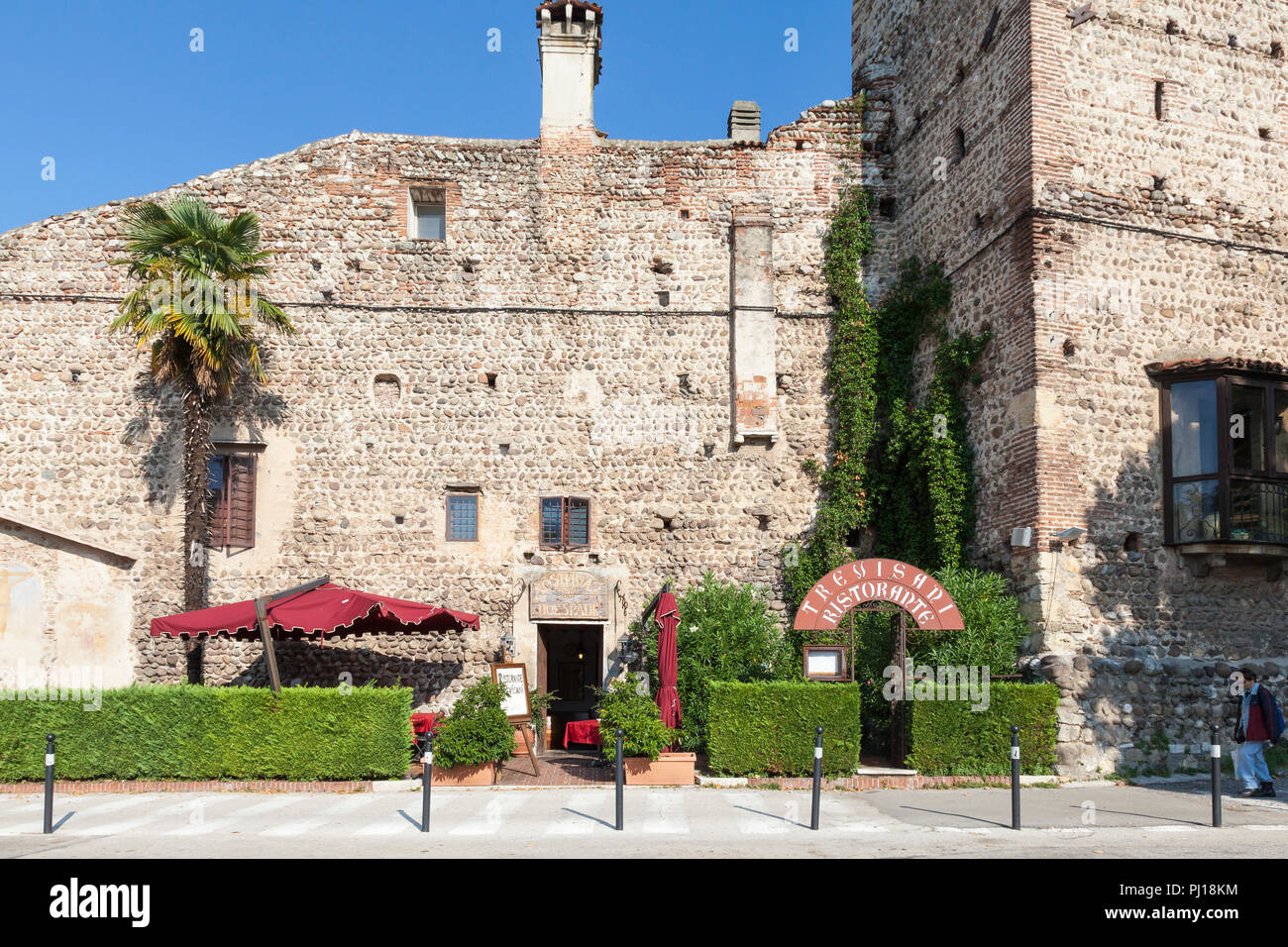 Eingang des Trevisani Ristorante, Bassano del Grappa, Vicenza, Italien in einem alten mittelalterlichen Gebäude aus Stein. Beliebte traditionelles Restaurant. Morgen li Stockfoto