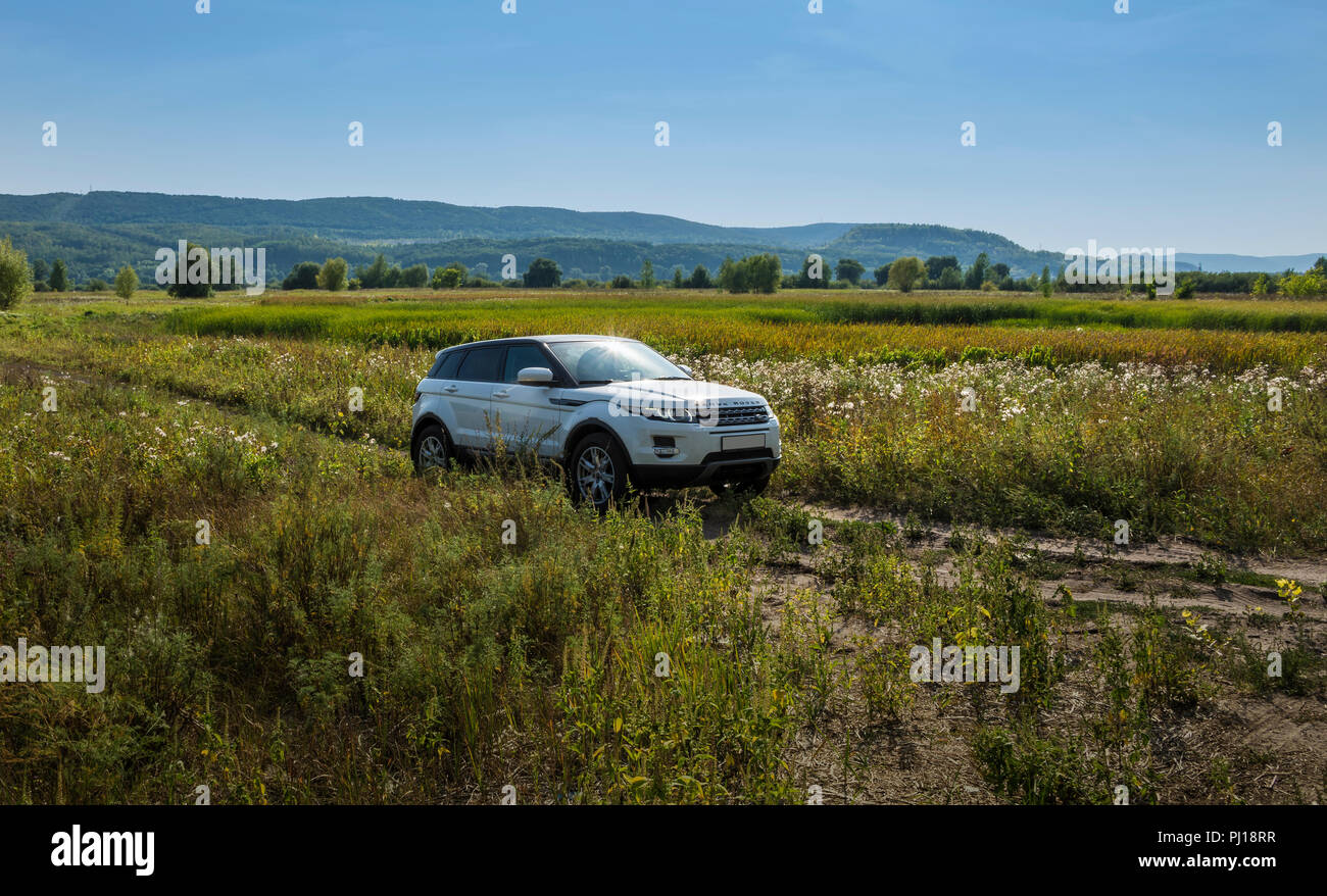 Auto Land Rover Range Rover ist im Feld an einem sonnigen Herbsttag in der Nähe der Stadt Samara, Russland. Am 1. August 2018 Stockfoto
