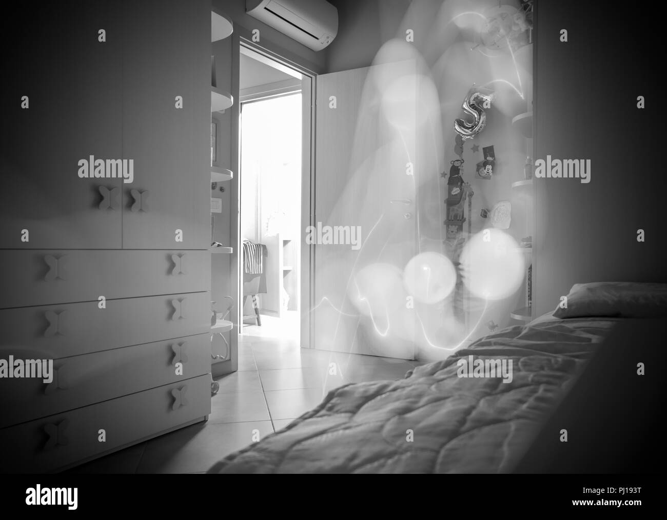 Paranormale Aktivitäten im Schlafzimmer Stockfoto
