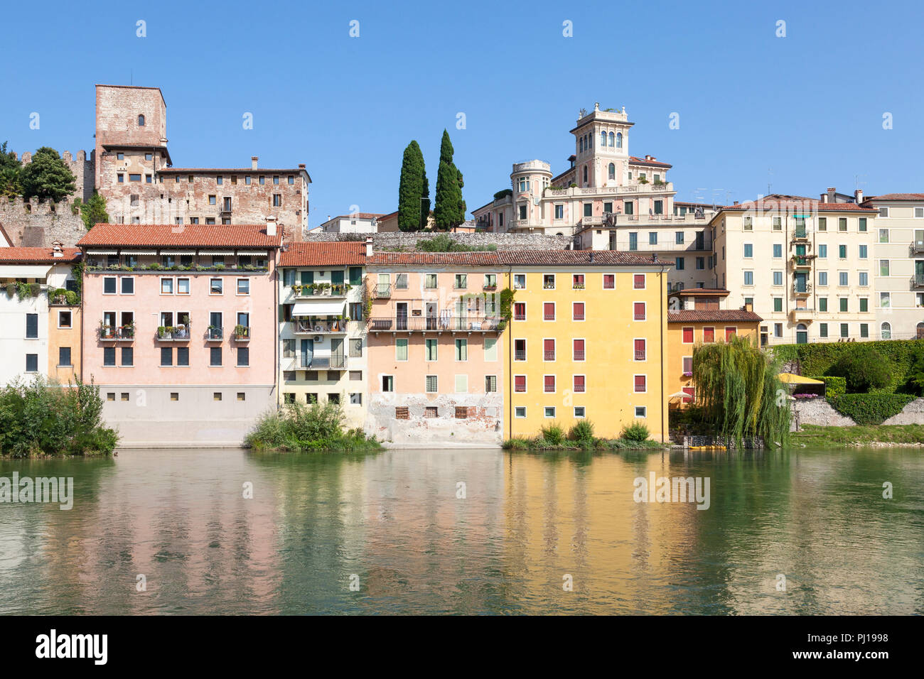 Abendlicht auf der Brenta, Bassano del Grappa, Vicenza, Italien mit Reflexionen und Castello degli Ezzelini auf die Skyline Stockfoto