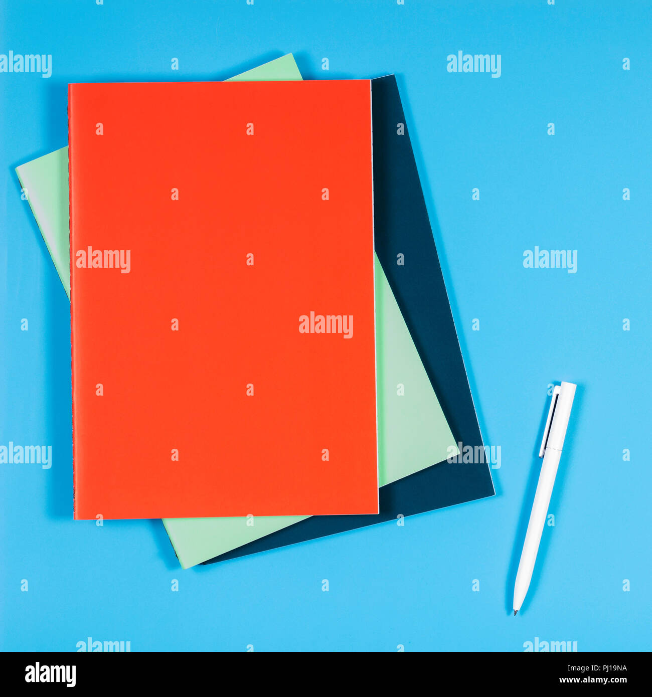 Bunte Bücher Notebooks auf blauem Hintergrund Stockfoto