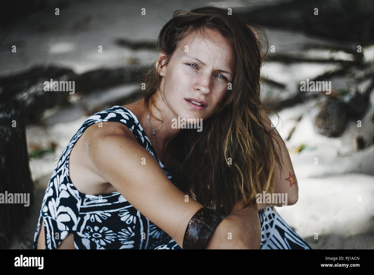 Porträt einer Frau am Strand, Seychellen Stockfoto