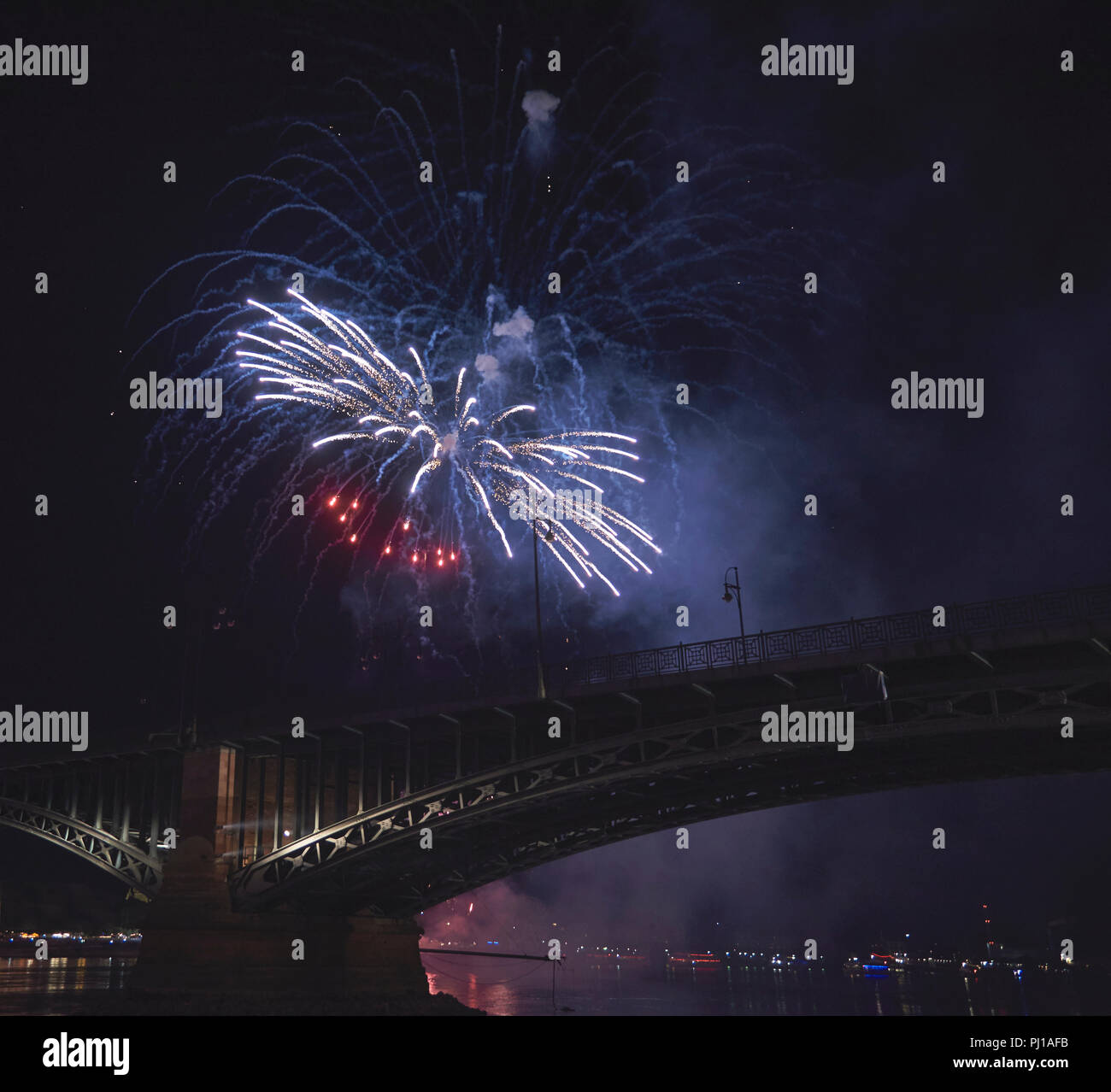 Feuerwerk am Sommer Lights Festival über Theodor-Heuss-Brücke, Mainz, Deutschland Stockfoto