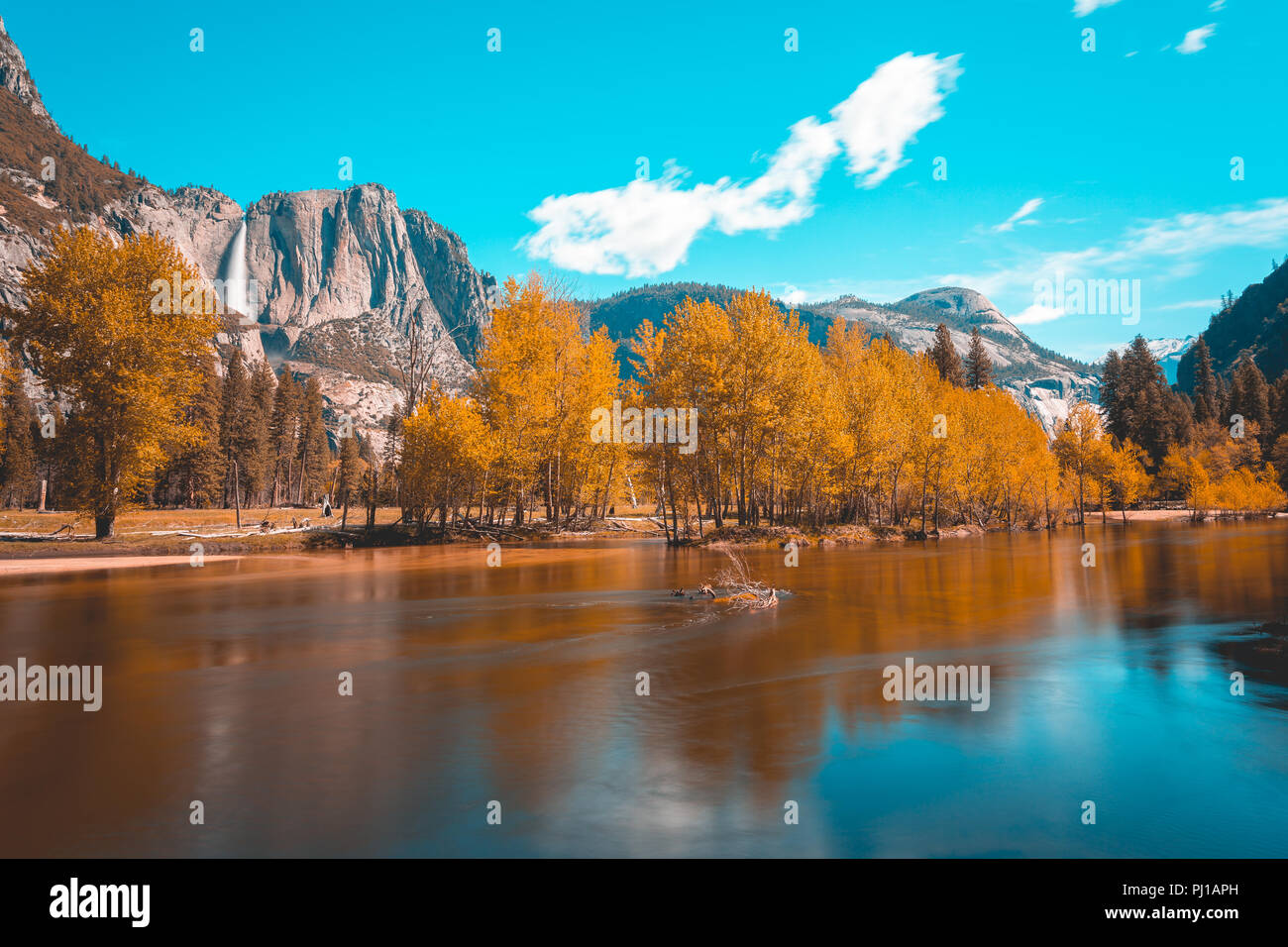 Merced Fluss, der durch Yosemite Valley, Yosemite National Park, Kalifornien, USA Stockfoto