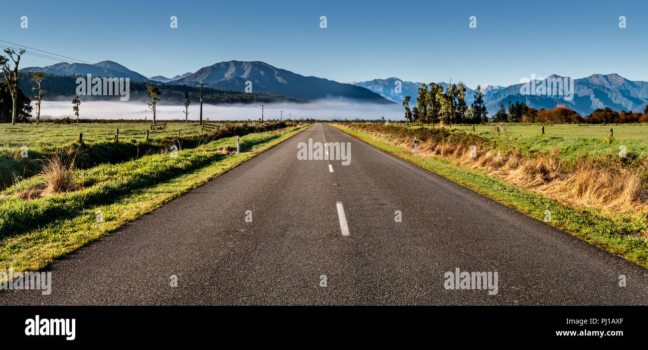 Gerade Straße in Richtung der Berge, Südinsel, Neuseeland Stockfoto Gerade Straße in Richtung der Berge, Südinsel, Neuseeland Stockfoto