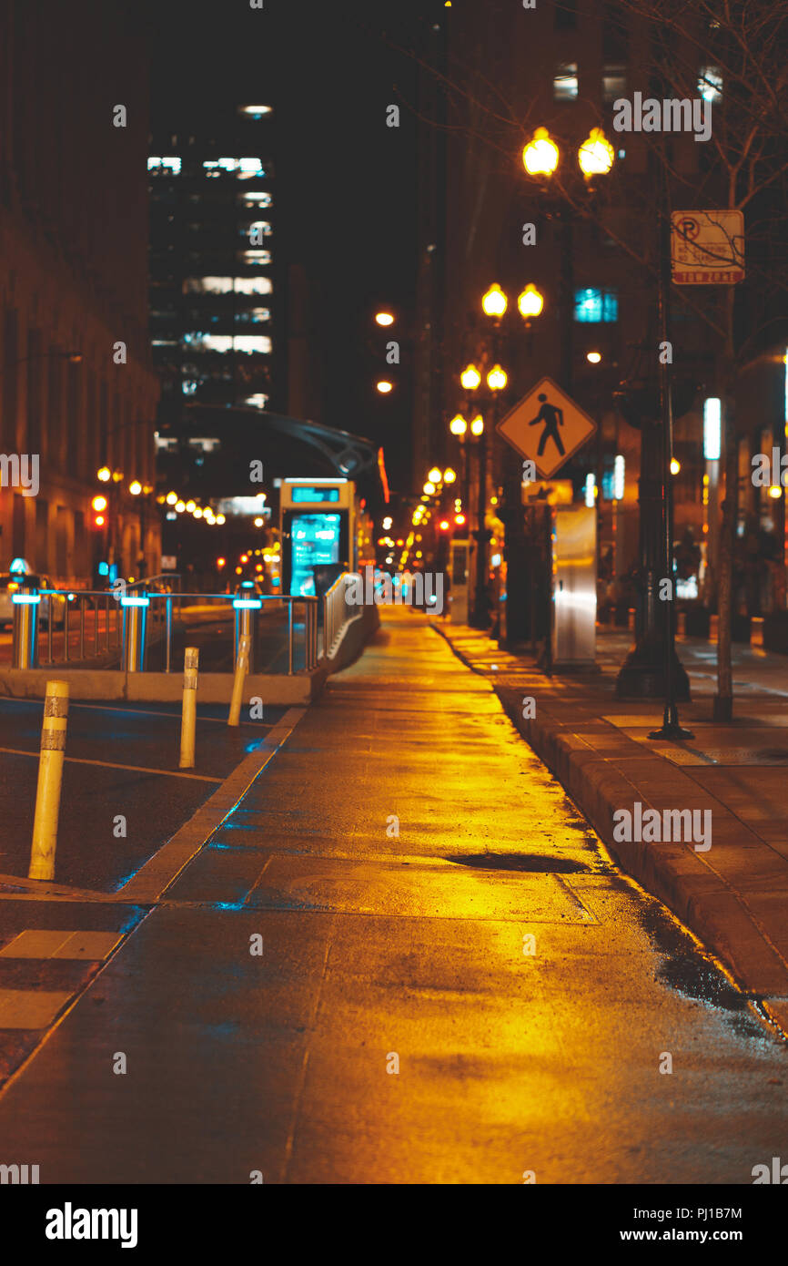Leere Stadt Straße bei Nacht, Chicago, Illinois, United States Stockfoto