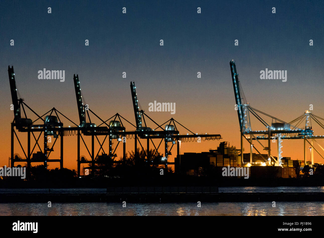 19-11-2016 Miami, USA. Sonnenuntergang über Miami Docks und Kräne. Foto: © Simon Grosset Stockfoto