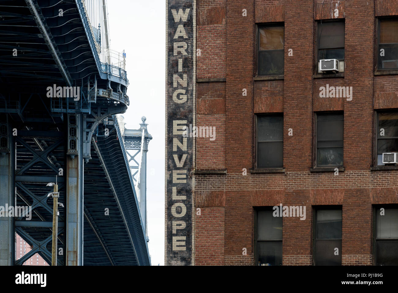 05-2017 New York, USA, Brooklyn Bridge mit alten Lagergebäude und unterzeichnen. Foto: © Simon Grosset Stockfoto