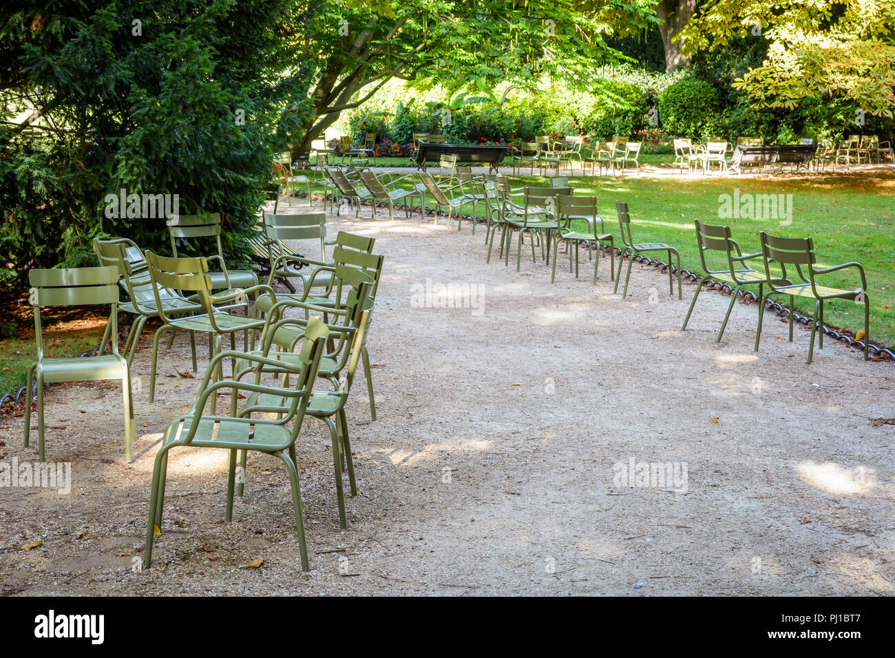 Grüne typischen Metall Gartenmöbel neben einer Gasse der Jardin du  Luxembourg in Paris, Frankreich verstreut, die von einem sonnigen  Sommermorgen Stockfotografie - Alamy