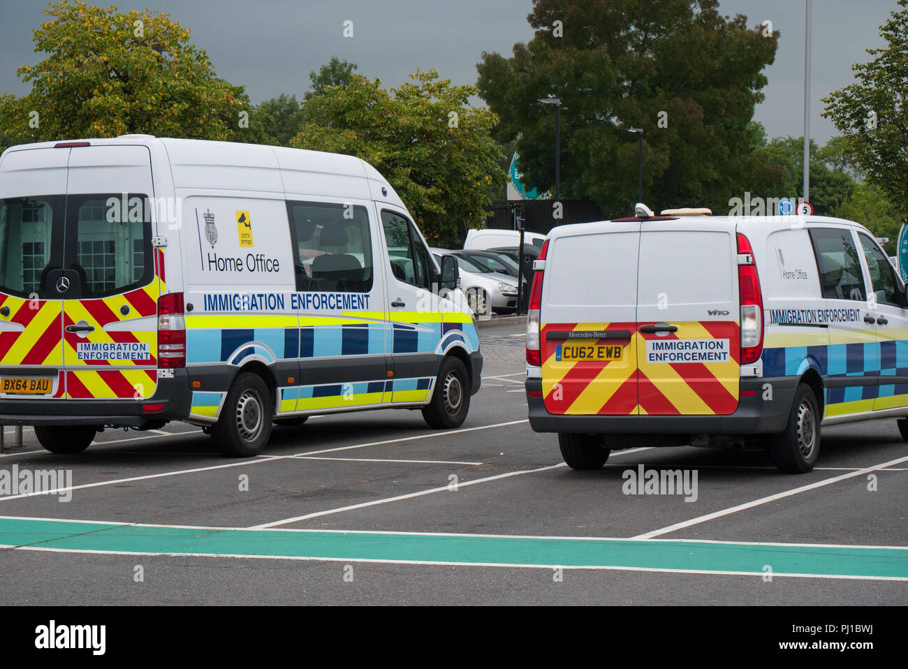 Einwanderung Durchsetzung Fahrzeuge auf einem Parkplatz geparkt, Greater Manchester, England, UK. Stockfoto