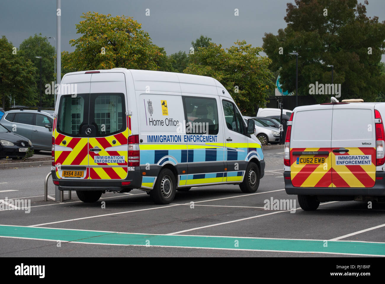 Einwanderung Durchsetzung Fahrzeuge auf einem Parkplatz geparkt, Greater Manchester, England, UK. Stockfoto