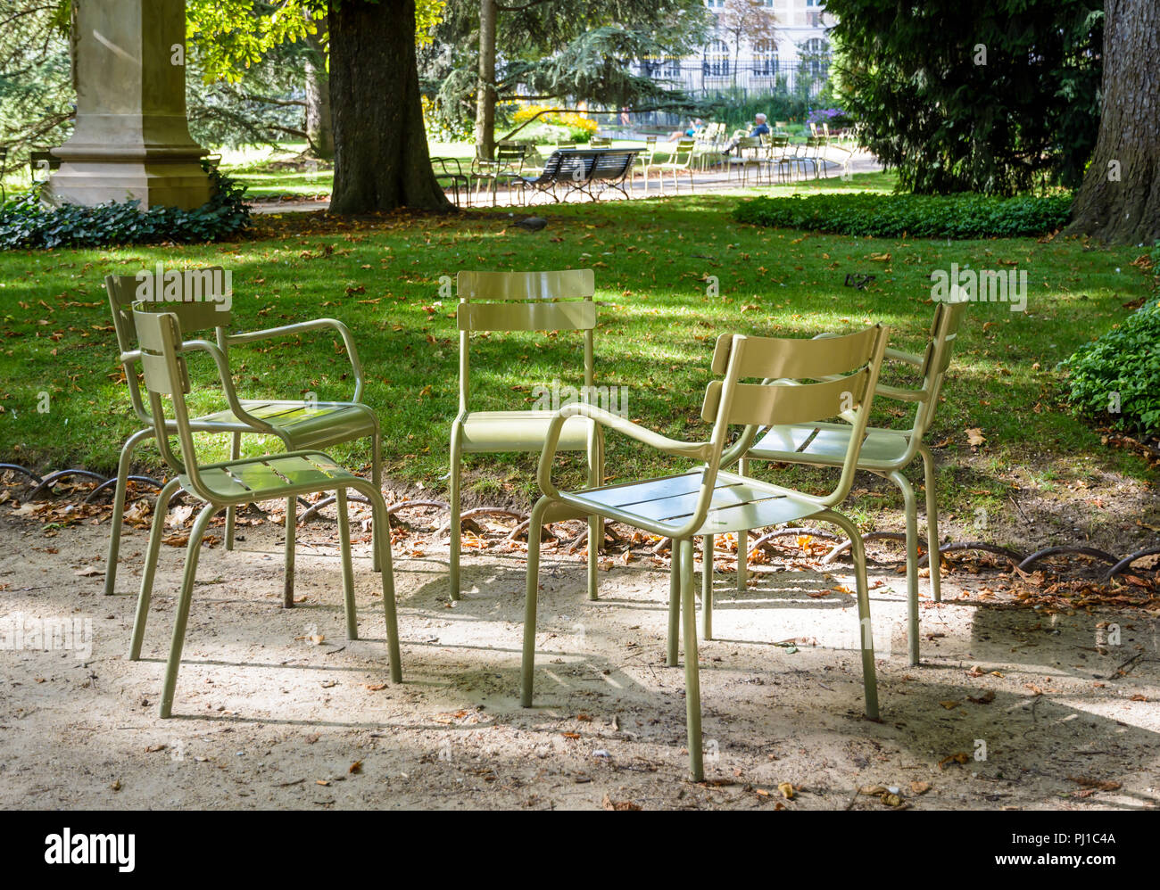 Grüne typischen Metall Gartenmöbel im Kreis in einer Gasse des Jardin du  Luxembourg in Paris, Frankreich versammelt, die von einem sonnigen  Sommermorgen Stockfotografie - Alamy