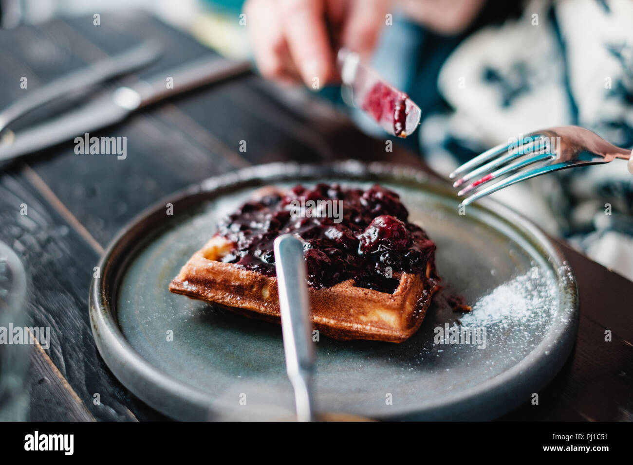 Frau essen Waffeln mit Marmelade Stockfoto
