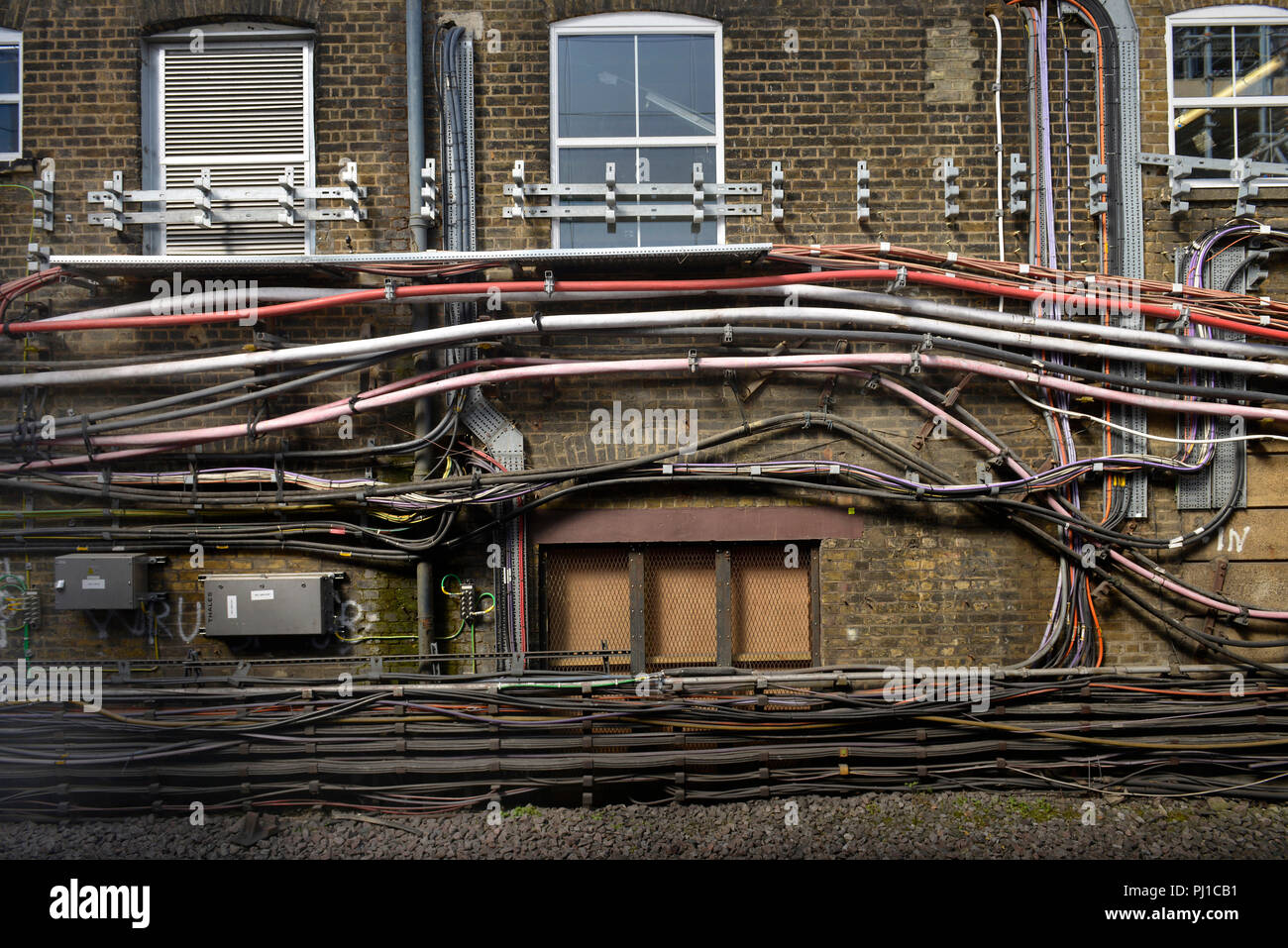 Kabel, U-Bahn, Whitechapel Station, London, England, Grossbritannien  Stockfotografie - Alamy