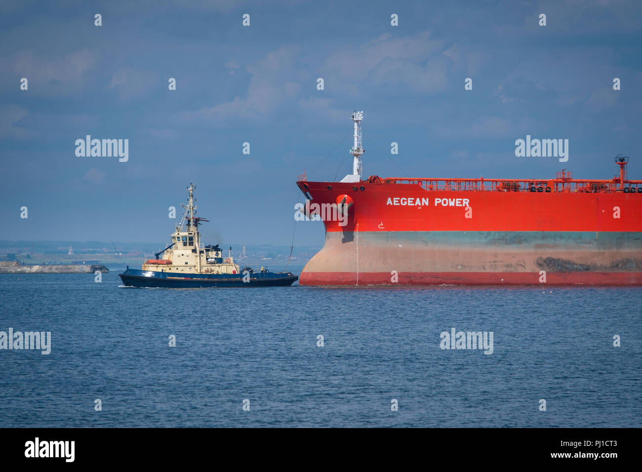 Das rohöl Tanker Aegean macht mit einer Tragfähigkeit von 115,754 Tonnen ist in die Dichtung port Sands durch vier Schlepper gebracht. Stockfoto