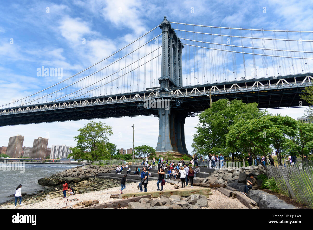 05-2017 New York, USA, DUMBO: Unten unter der Manhattan Bridge Überführung. Foto: © Simon Grosset Stockfoto