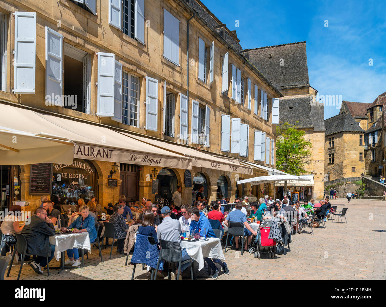 Restaurant Le Regent auf dem Place de la Liberte in der Altstadt, Sarlat, Dordogne, Frankreich Stockfoto