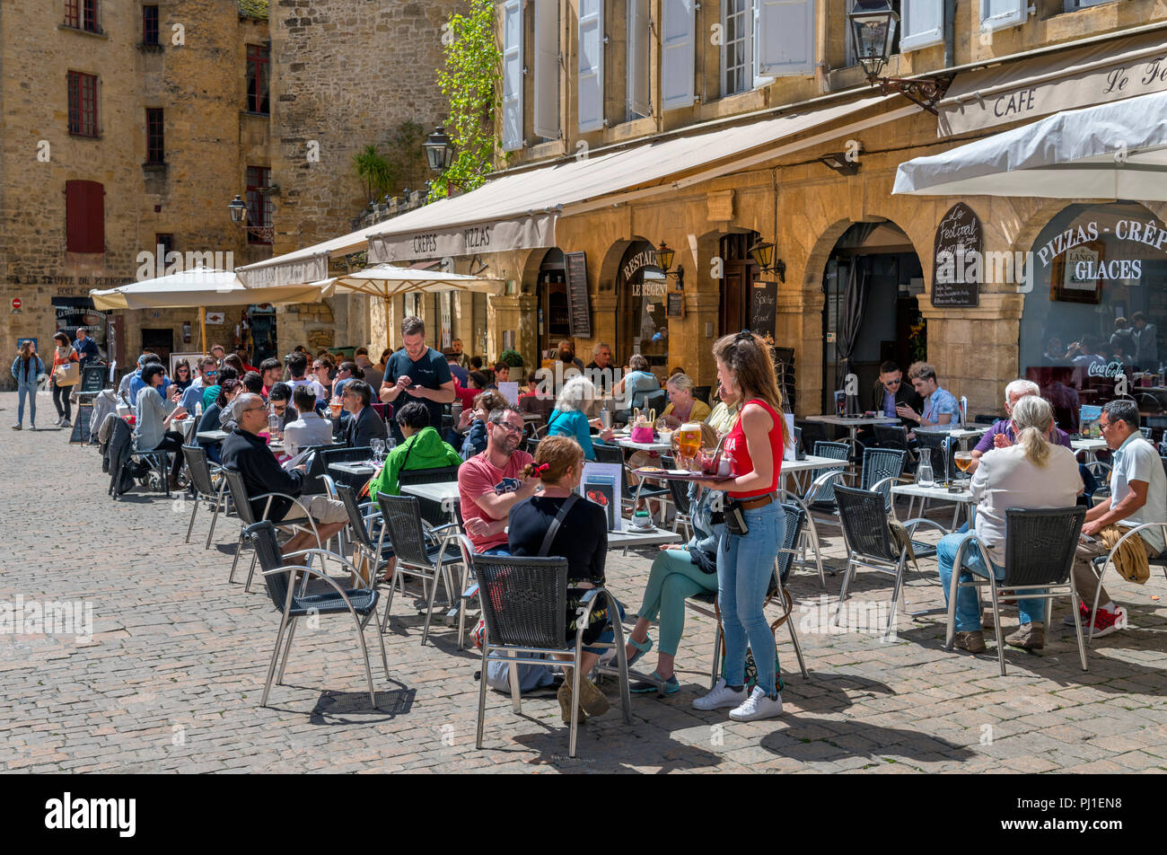 Cafés an der Place de la Liberté in der Altstadt, Sarlat, Dordogne, Frankreich Stockfoto