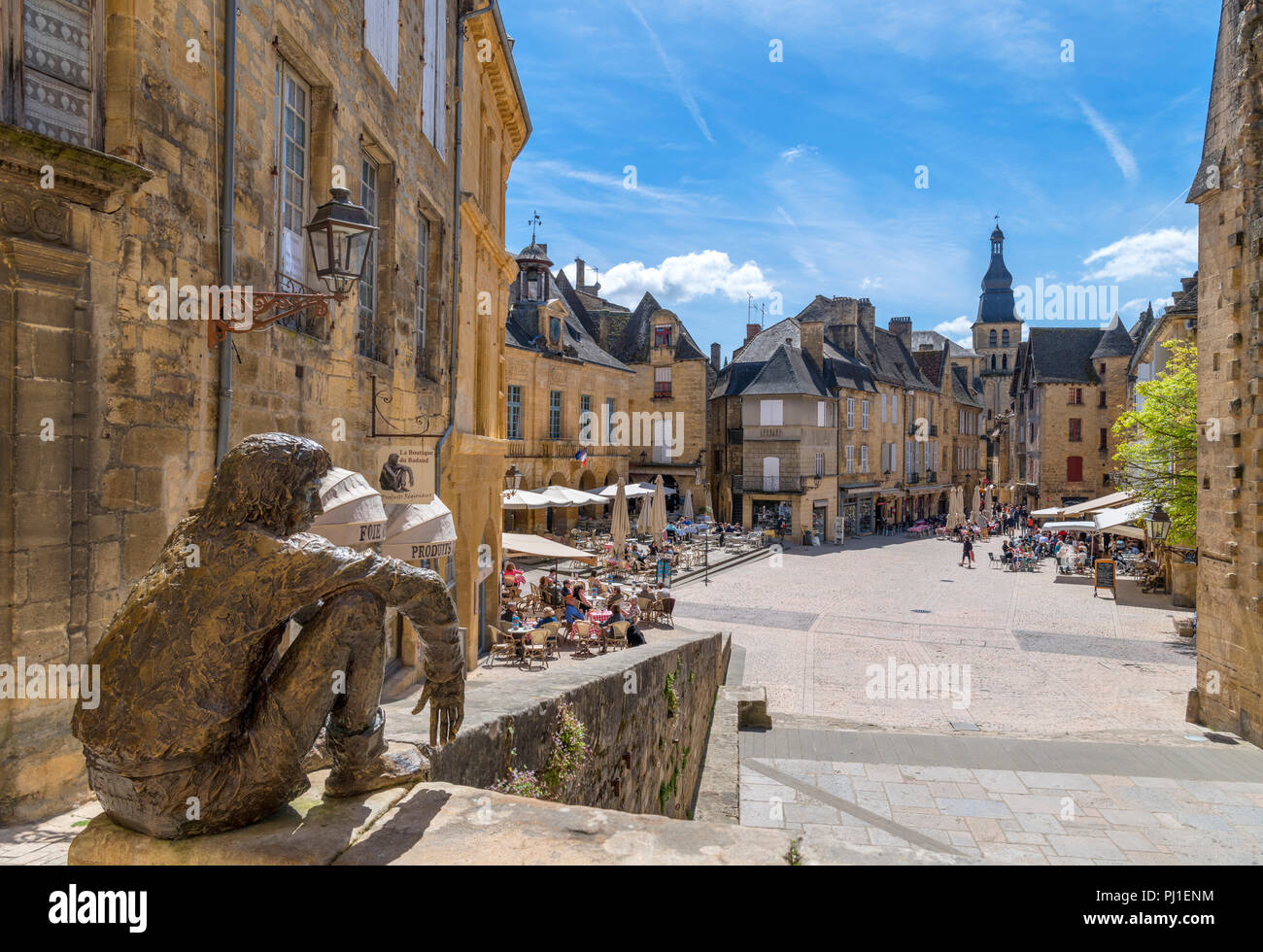 Sarlat, Frankreich. 'Le Badaud" Skulptur von Gerard Auliac mit Blick auf den Place de la Liberte in der Altstadt, Sarlat la Caneda, Dordogne, Frankreich Stockfoto
